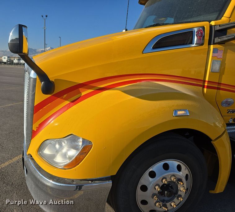 image for item DT7037 2020 Kenworth T680 semi truck