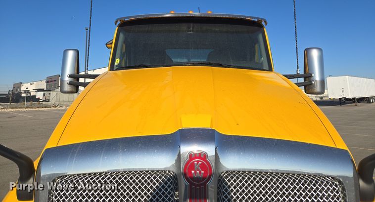 image for item DT7037 2020 Kenworth T680 semi truck