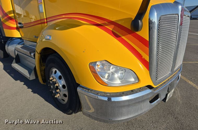 image for item DT7037 2020 Kenworth T680 semi truck