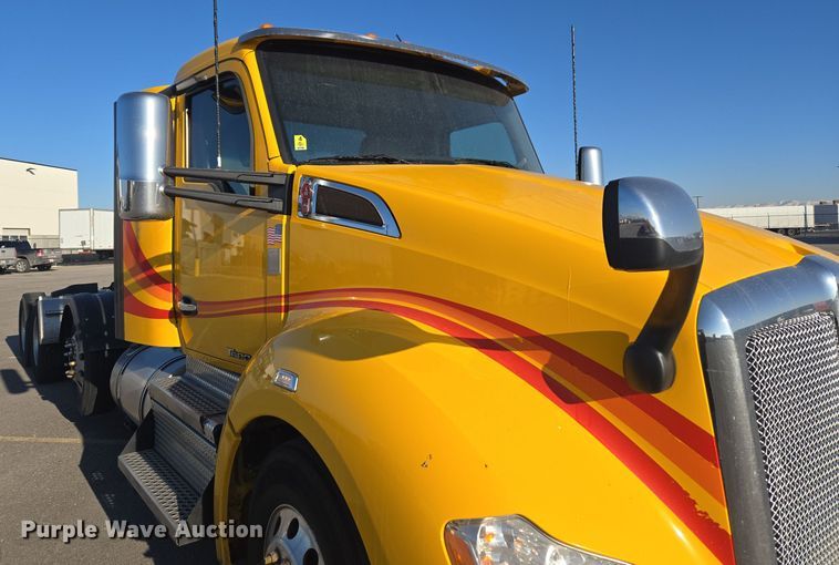 image for item DT7037 2020 Kenworth T680 semi truck