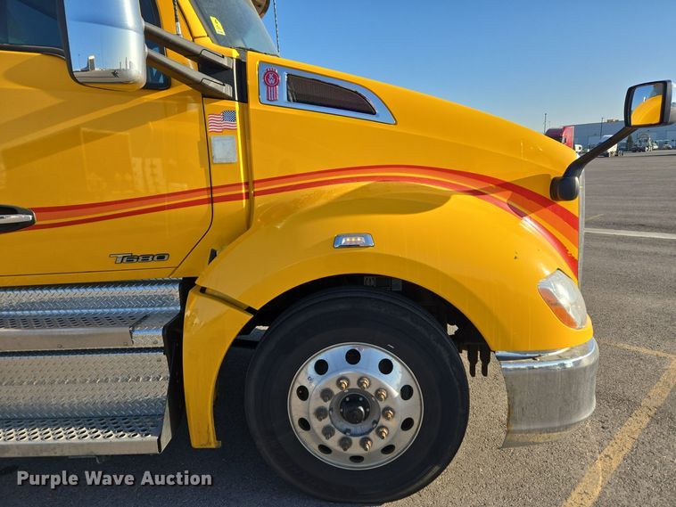 image for item DT7037 2020 Kenworth T680 semi truck