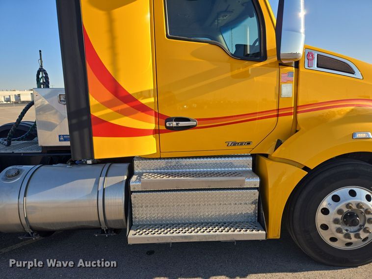 image for item DT7037 2020 Kenworth T680 semi truck