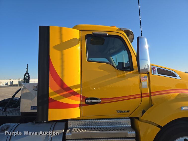 image for item DT7037 2020 Kenworth T680 semi truck