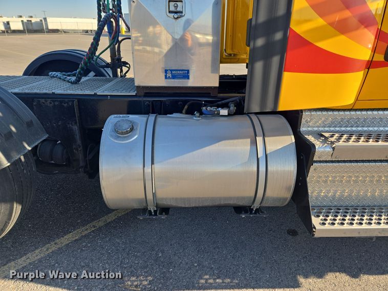 image for item DT7037 2020 Kenworth T680 semi truck