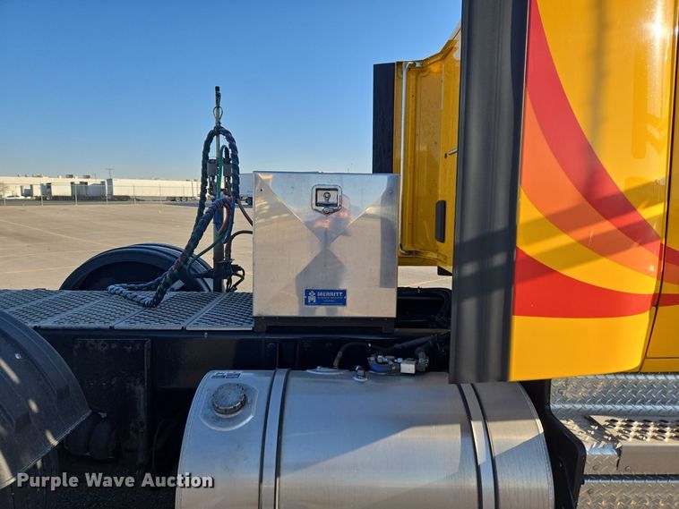 image for item DT7037 2020 Kenworth T680 semi truck