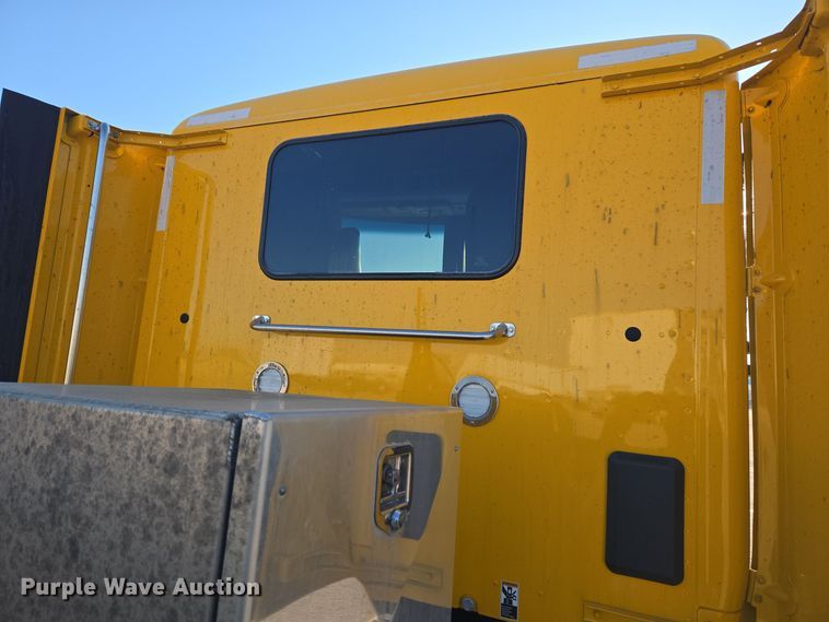 image for item DT7037 2020 Kenworth T680 semi truck