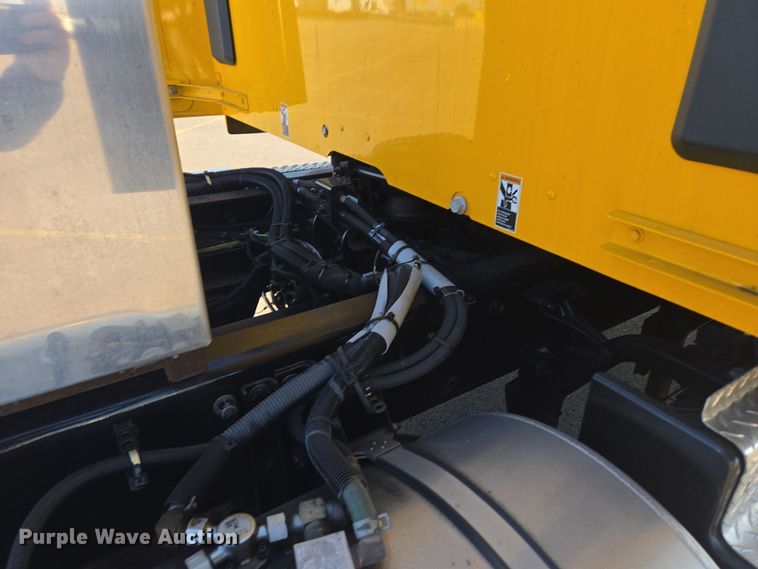 image for item DT7037 2020 Kenworth T680 semi truck