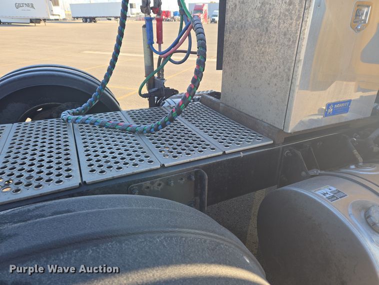 image for item DT7037 2020 Kenworth T680 semi truck