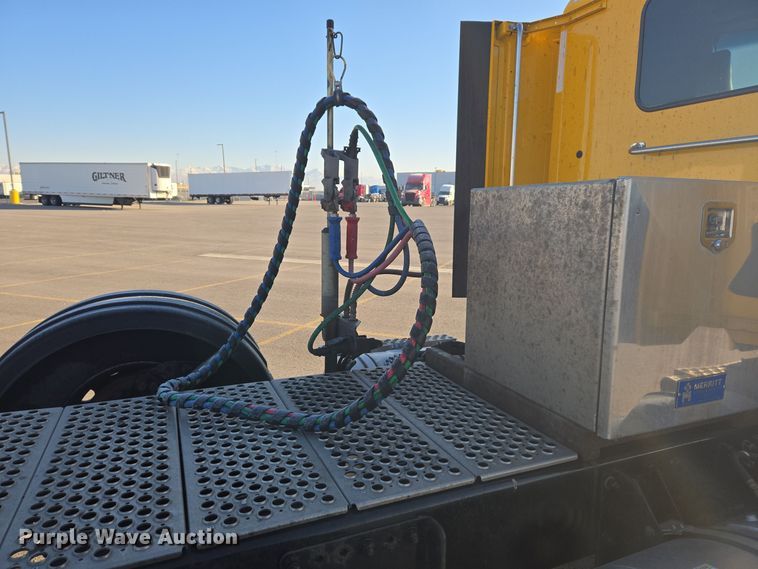 image for item DT7037 2020 Kenworth T680 semi truck