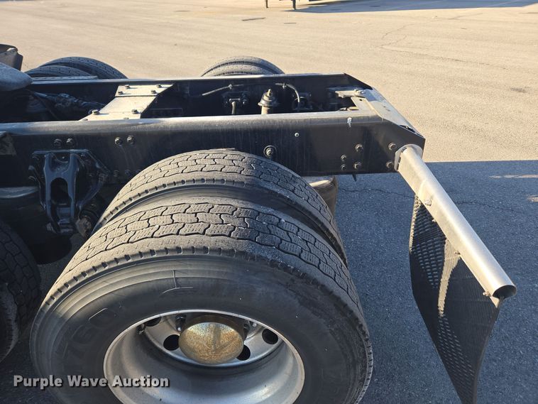 image for item DT7037 2020 Kenworth T680 semi truck