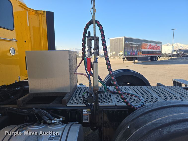 image for item DT7037 2020 Kenworth T680 semi truck