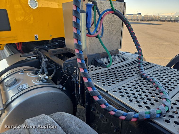 image for item DT7037 2020 Kenworth T680 semi truck