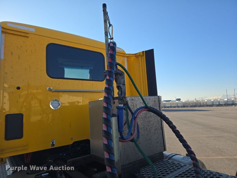 image for item DT7037 2020 Kenworth T680 semi truck