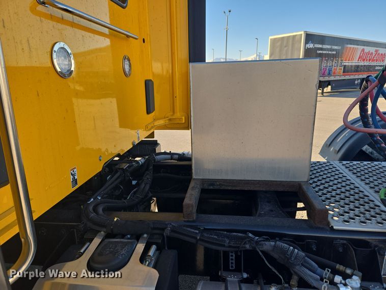 image for item DT7037 2020 Kenworth T680 semi truck