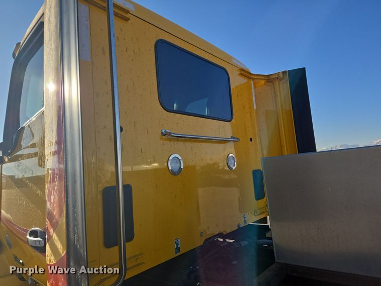 image for item DT7037 2020 Kenworth T680 semi truck