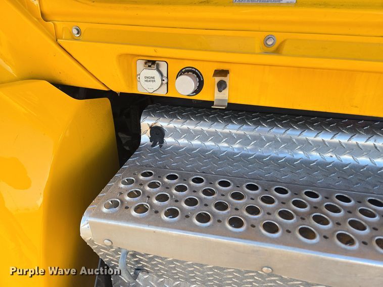 image for item DT7037 2020 Kenworth T680 semi truck