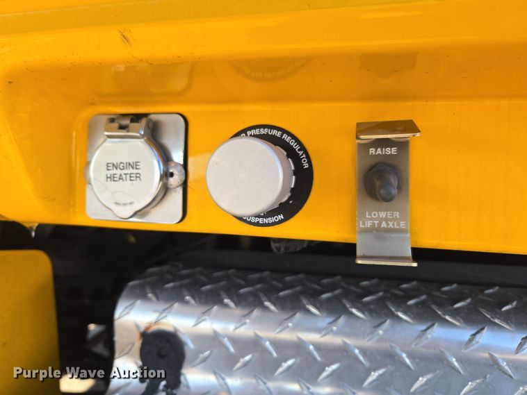 image for item DT7037 2020 Kenworth T680 semi truck