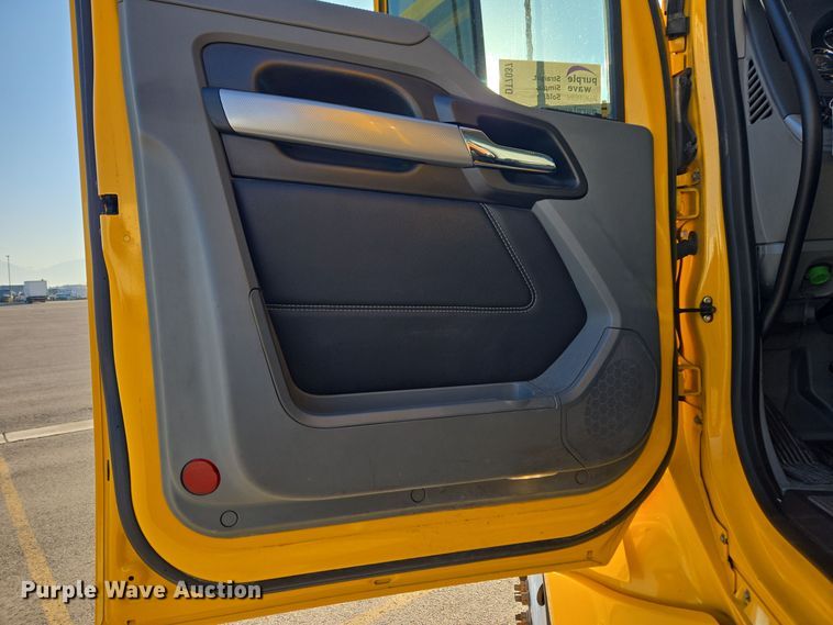 image for item DT7037 2020 Kenworth T680 semi truck