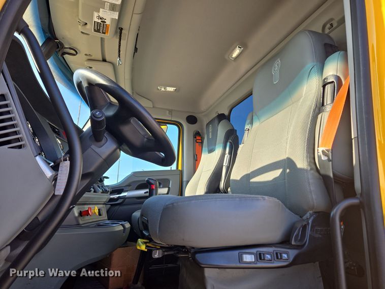 image for item DT7037 2020 Kenworth T680 semi truck