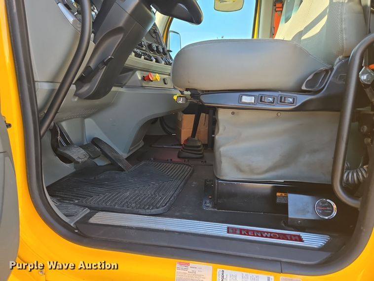 image for item DT7037 2020 Kenworth T680 semi truck