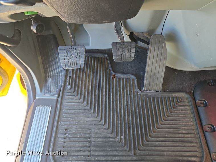 image for item DT7037 2020 Kenworth T680 semi truck