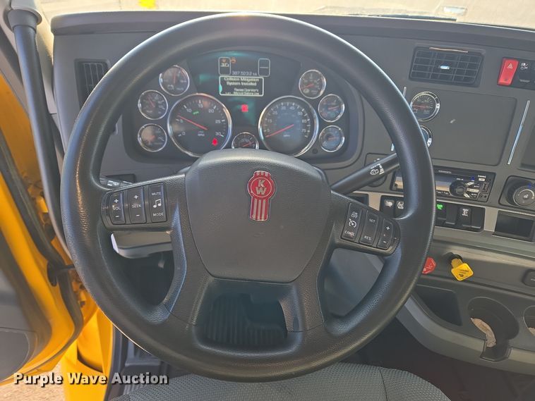 image for item DT7037 2020 Kenworth T680 semi truck