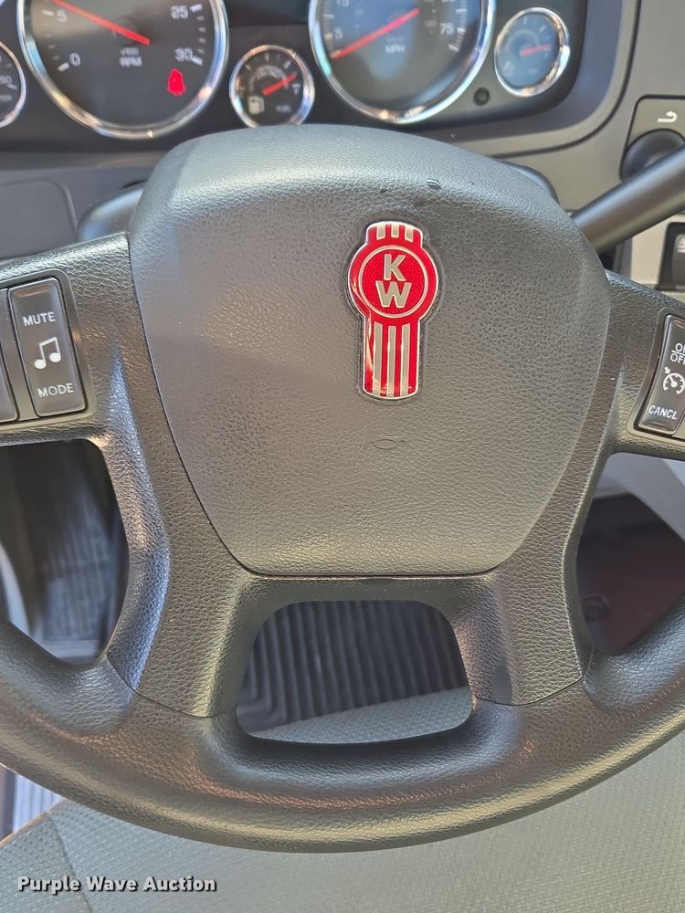 image for item DT7037 2020 Kenworth T680 semi truck