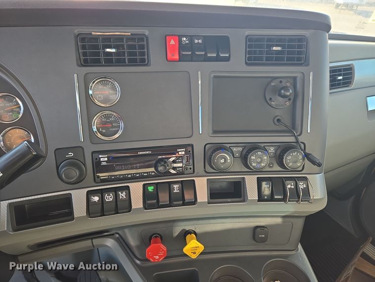 image for item DT7037 2020 Kenworth T680 semi truck