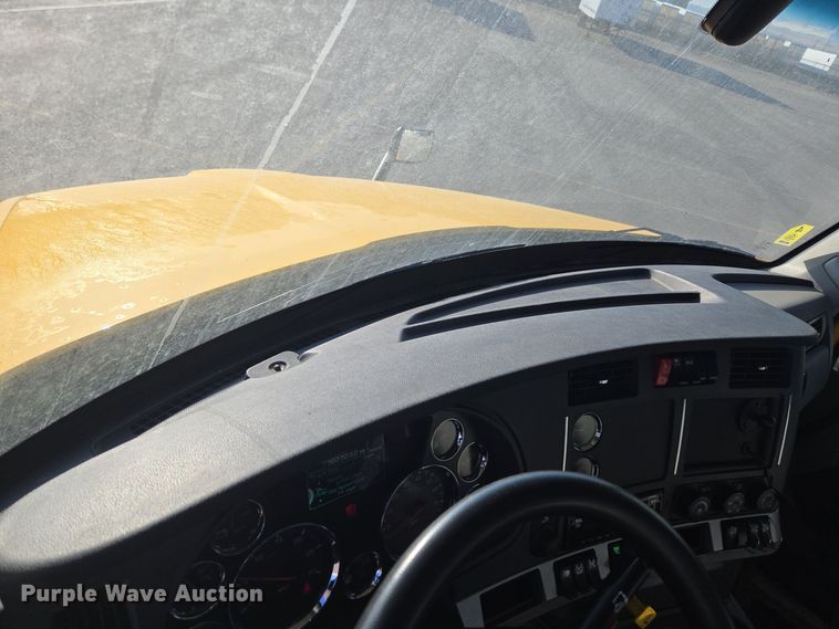 image for item DT7037 2020 Kenworth T680 semi truck