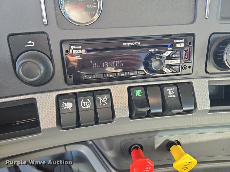 image for item DT7037 2020 Kenworth T680 semi truck