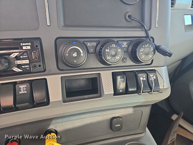 image for item DT7037 2020 Kenworth T680 semi truck