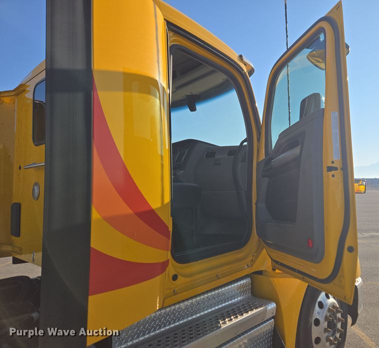 image for item DT7037 2020 Kenworth T680 semi truck