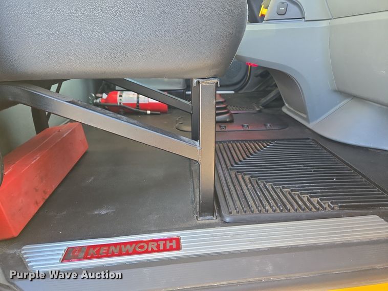 image for item DT7037 2020 Kenworth T680 semi truck