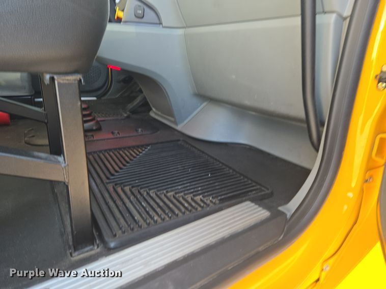 image for item DT7037 2020 Kenworth T680 semi truck