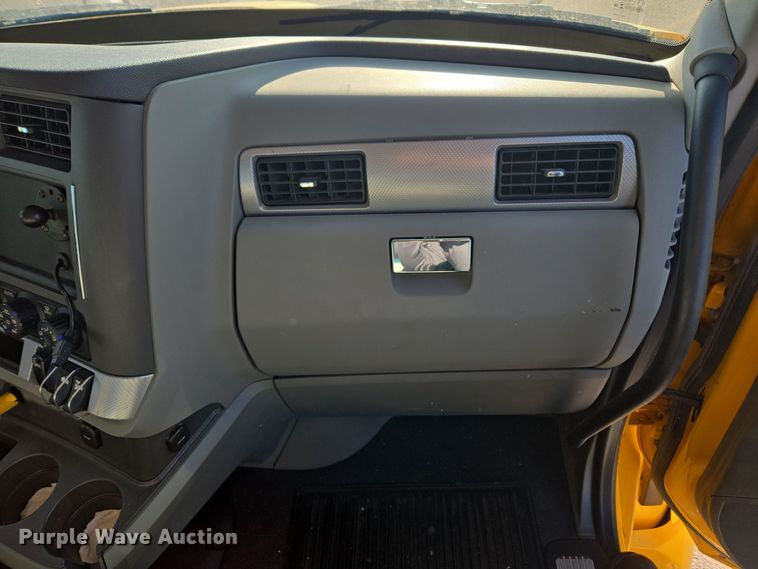 image for item DT7037 2020 Kenworth T680 semi truck