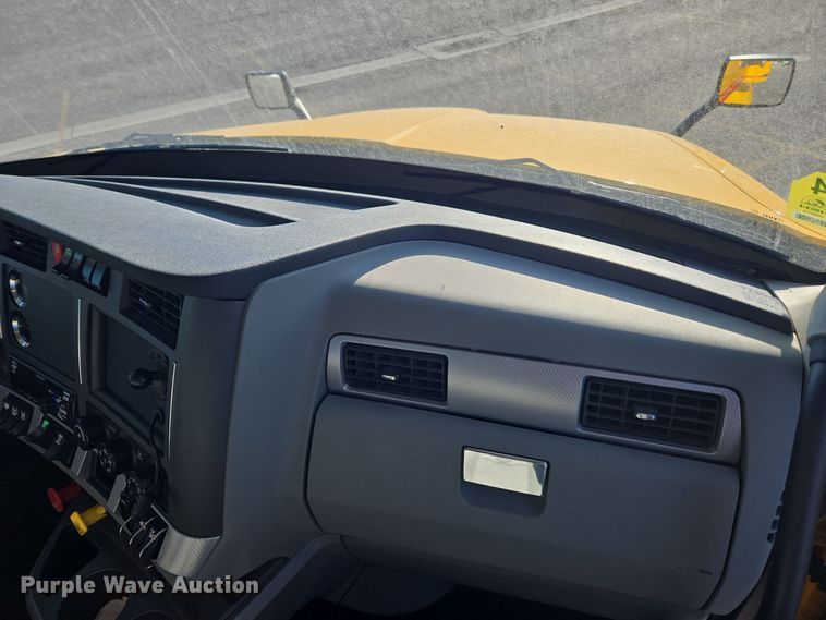 image for item DT7037 2020 Kenworth T680 semi truck