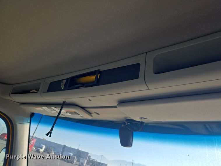 image for item DT7037 2020 Kenworth T680 semi truck