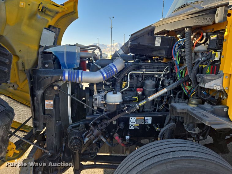 image for item DT7037 2020 Kenworth T680 semi truck