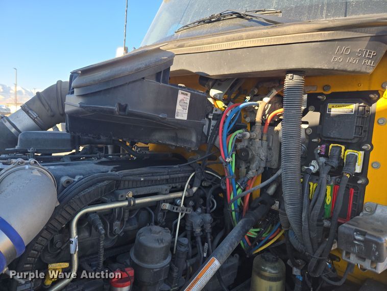 image for item DT7037 2020 Kenworth T680 semi truck