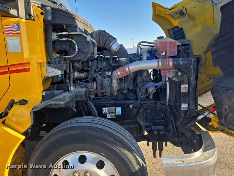 image for item DT7037 2020 Kenworth T680 semi truck