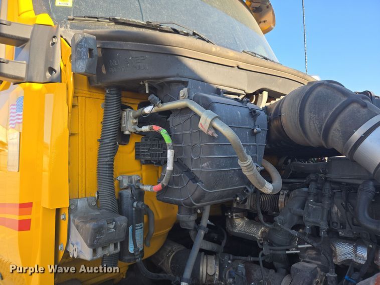 image for item DT7037 2020 Kenworth T680 semi truck