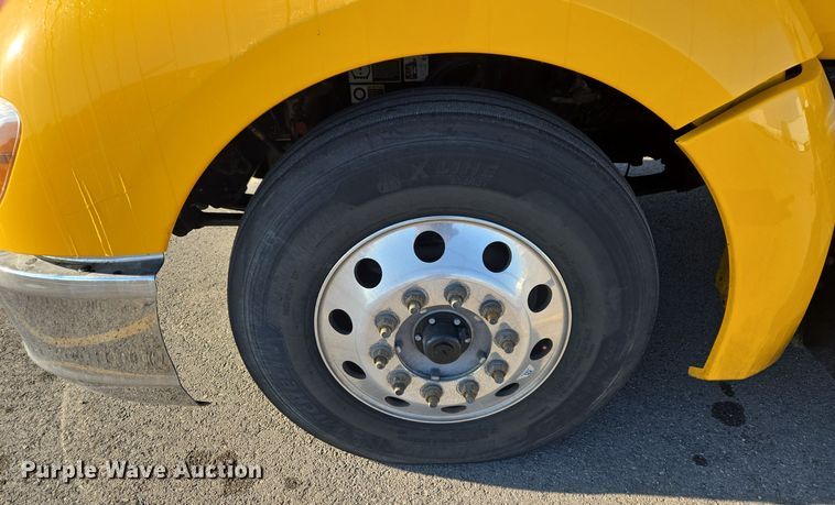 image for item DT7037 2020 Kenworth T680 semi truck