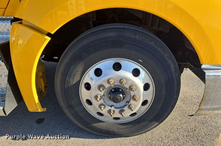 image for item DT7037 2020 Kenworth T680 semi truck
