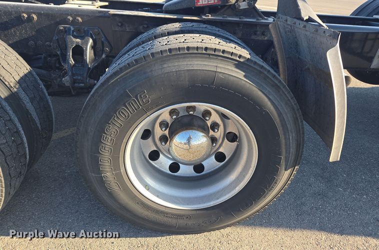 image for item DT7037 2020 Kenworth T680 semi truck