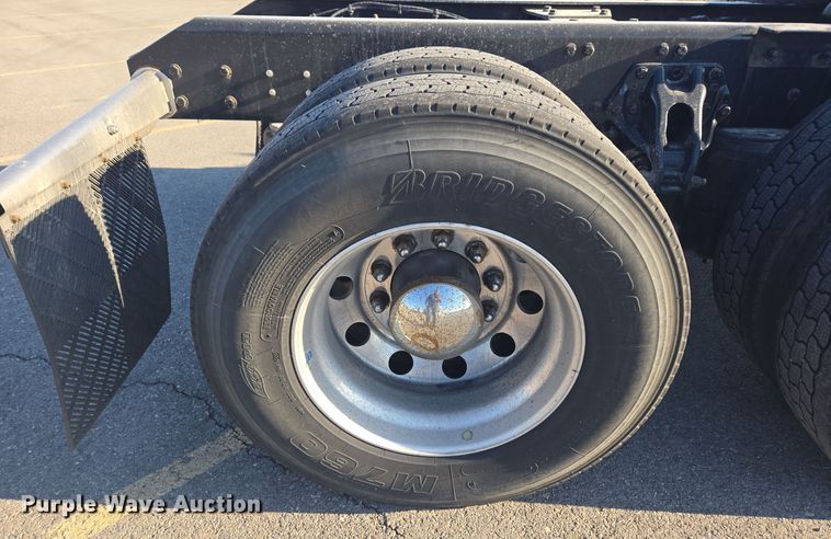 image for item DT7037 2020 Kenworth T680 semi truck