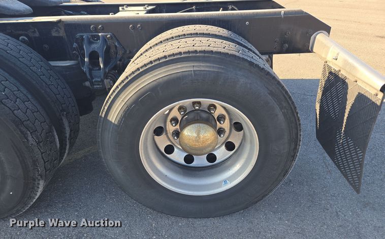 image for item DT7037 2020 Kenworth T680 semi truck