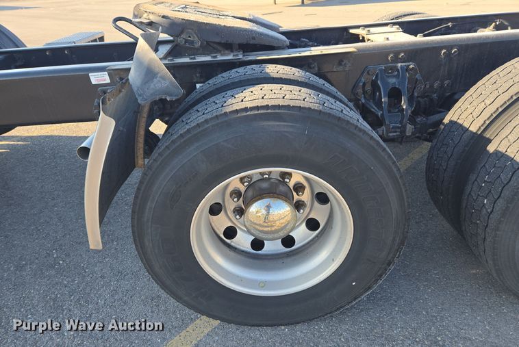 image for item DT7037 2020 Kenworth T680 semi truck