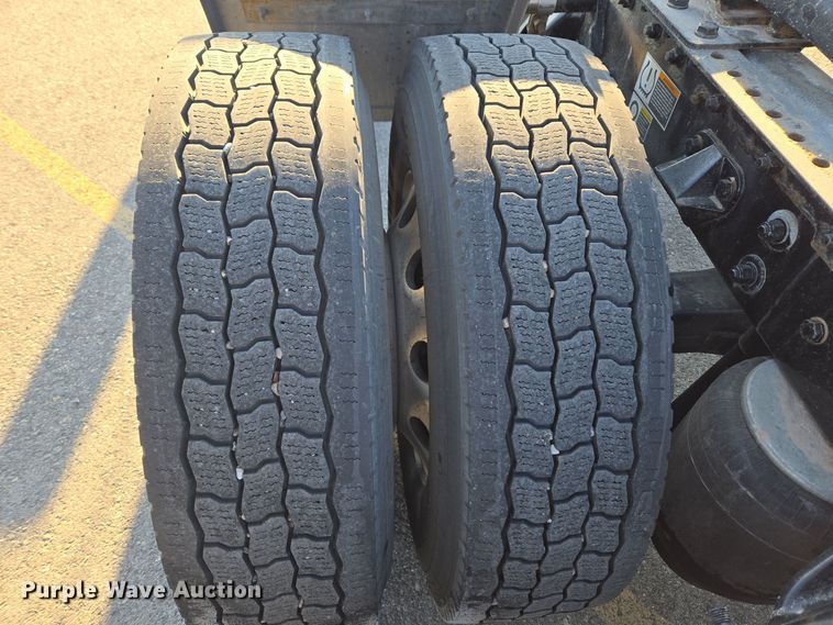 image for item DT7037 2020 Kenworth T680 semi truck