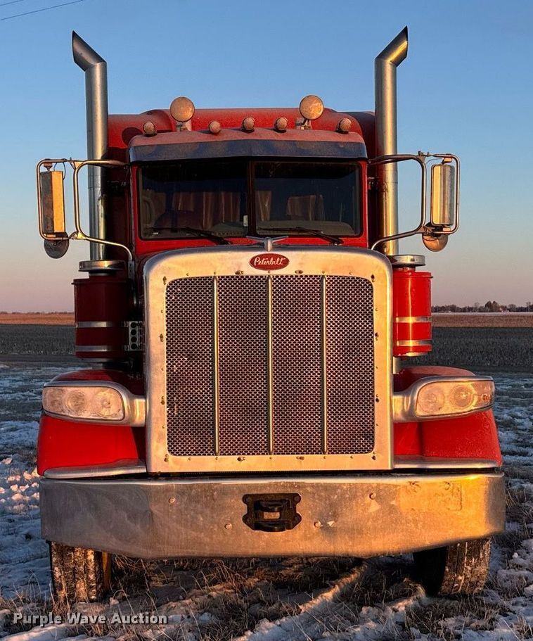 image for item DX3945 2009 Peterbilt 388 semi truck