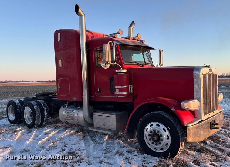 image for item DX3945 2009 Peterbilt 388 semi truck